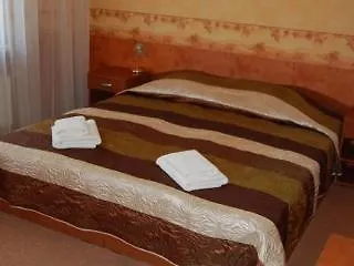 Linovo With Free Parking Готель